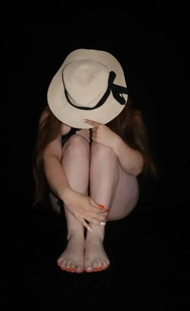 Ouch! Ne me mord pas. Ou plutôt oui, croques-moi encore, moins fort.Je sais combien tu as faim de moi. Attends, gardes-en pour plus tard.Prends ton temps; prends le temps avec tes doigts de me caresser.