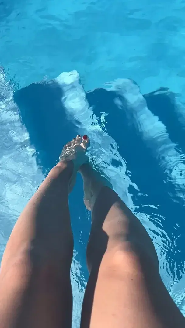 Dans l’eau fraiche ça fait du bien. J’adorerais qu’on me masse les pieds dans la piscine