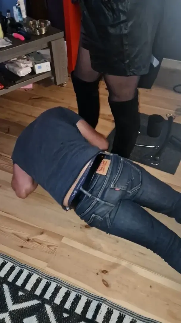Leak & nude MYM — Maitresseladyjayn : « Juste à mes pieds » (MYM)