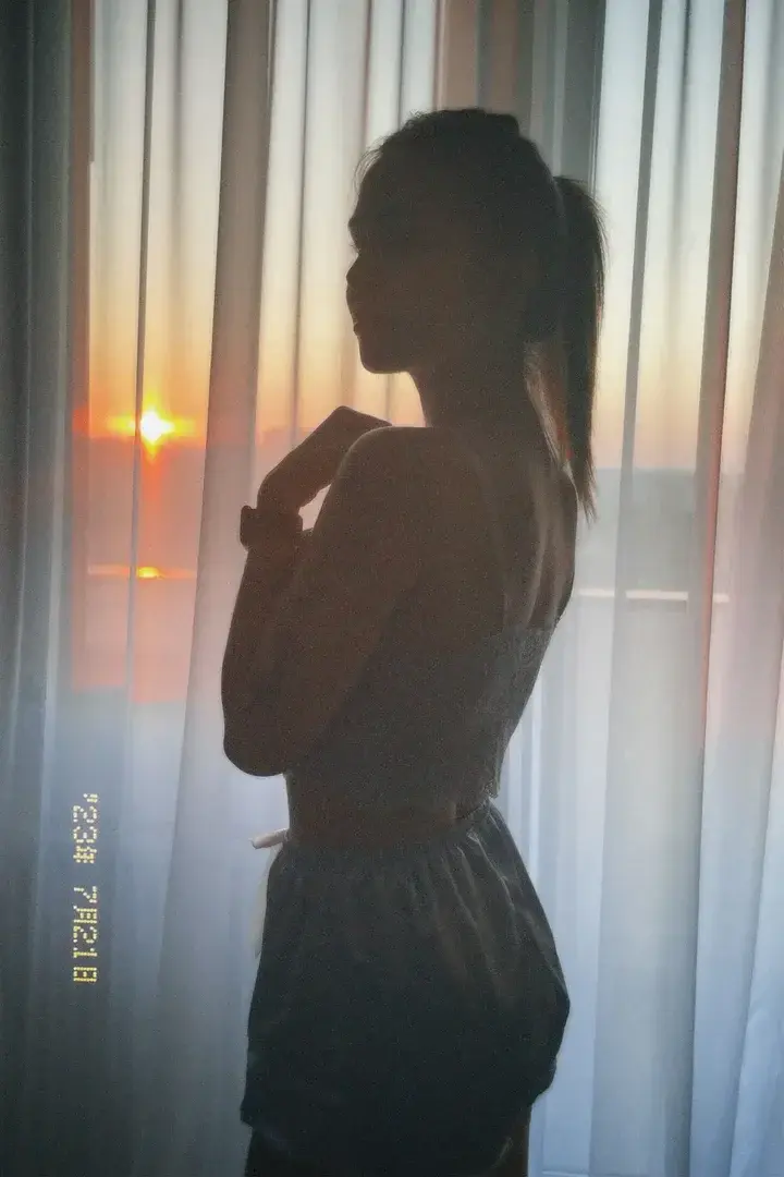 Leak public de Onlyjade — « Tu préfères moi ou la vue? 🫣 » (nude) sur MYM