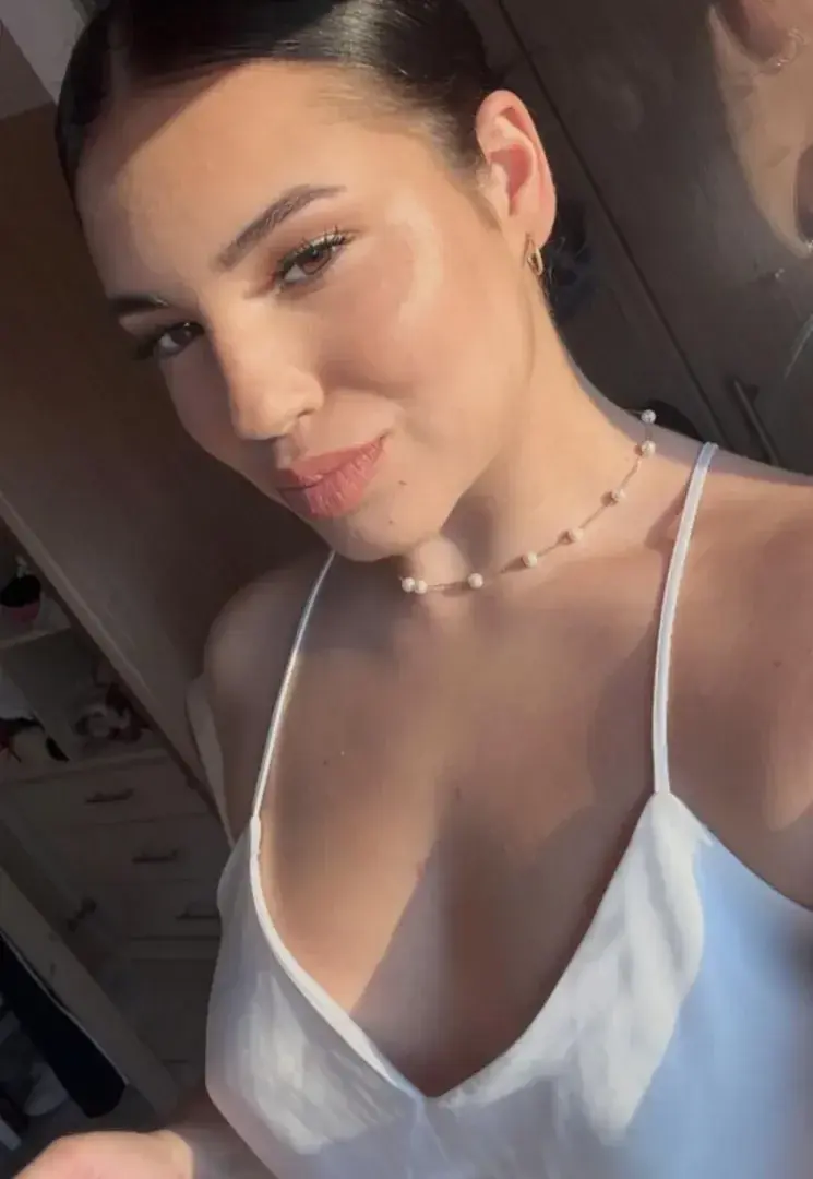 Tu aimerai pas ejaculer entre ma blouse ?😋