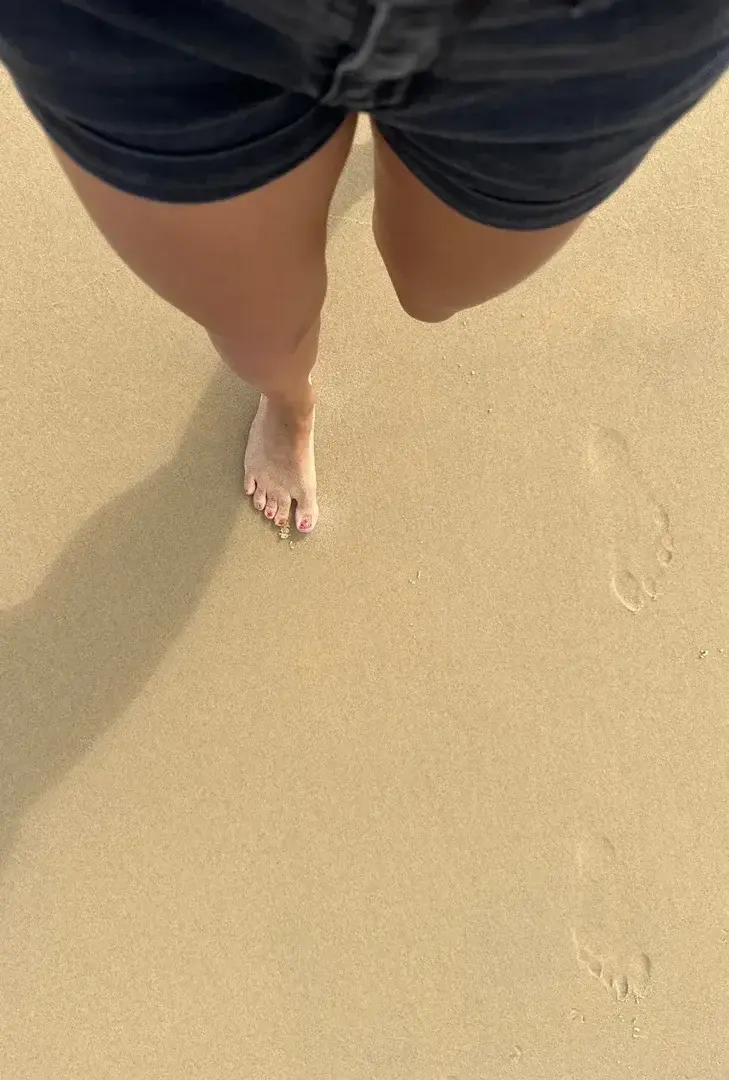 Jambes, pieds, sable, vernis rouge