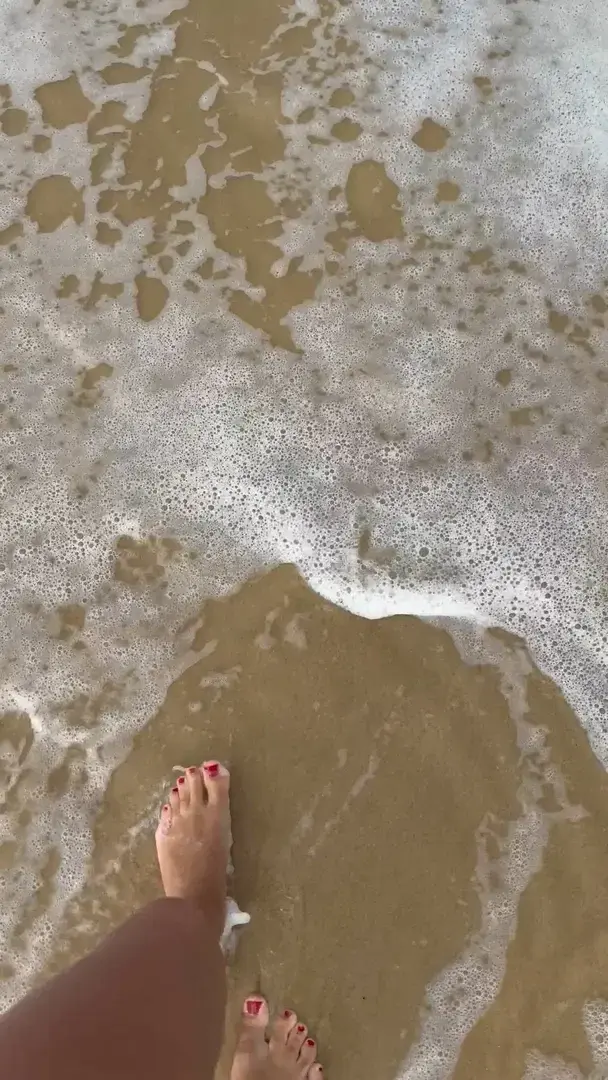 Vidéo pieds océan, sable, vernis rouge