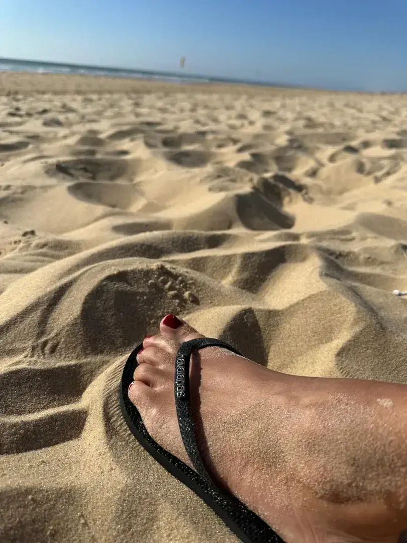 Pieds vernis rouge, sable, océan, havanas tong
