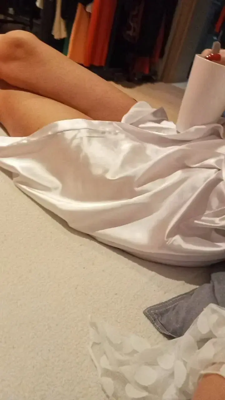 Ne pars pas tout de suite, j'ai quelque-chose à te montrer...