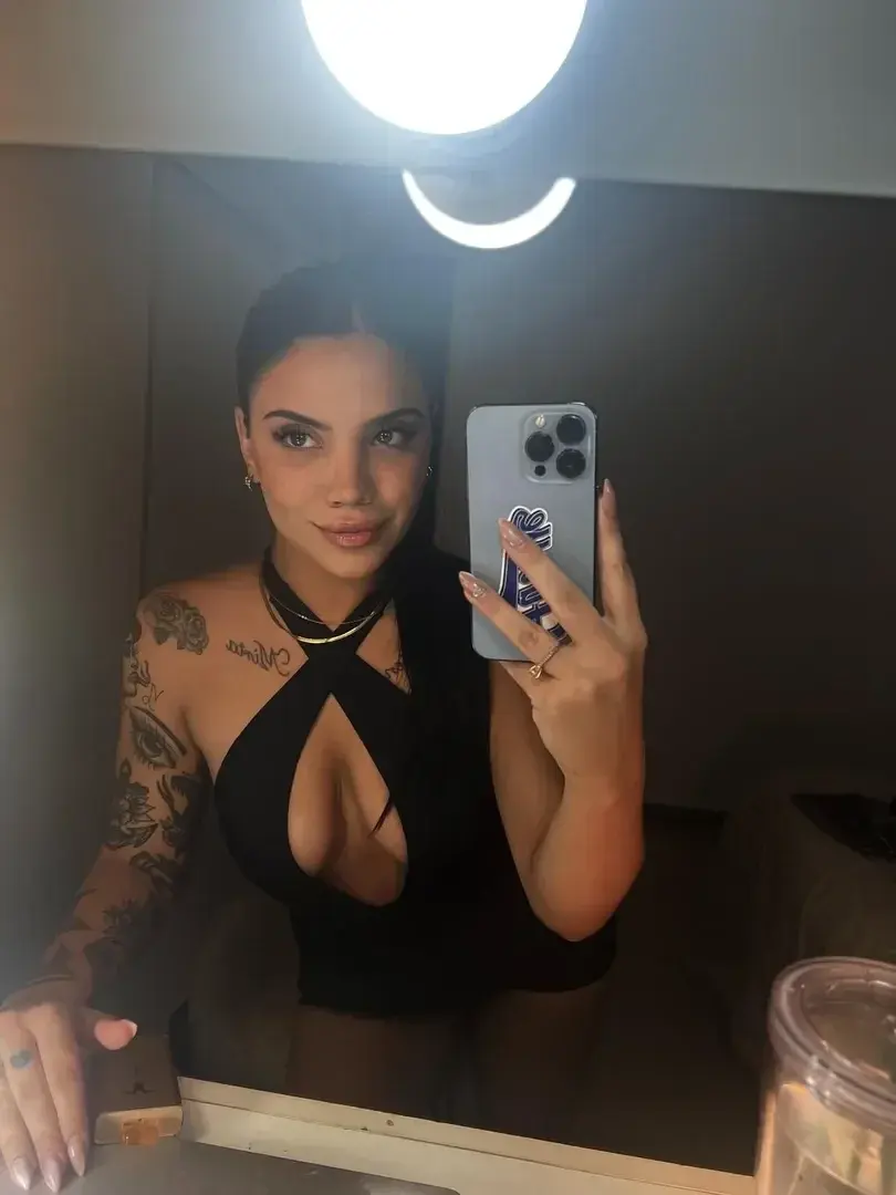 Leak public de Sofia-gourmande — « 🤭🤭 » (nude) sur MYM