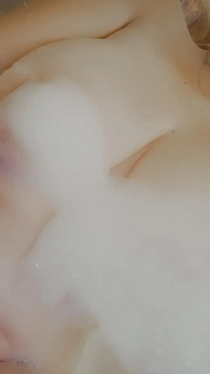 Mais qu'est-ce qui peut bien se cacher sous la mousse ?