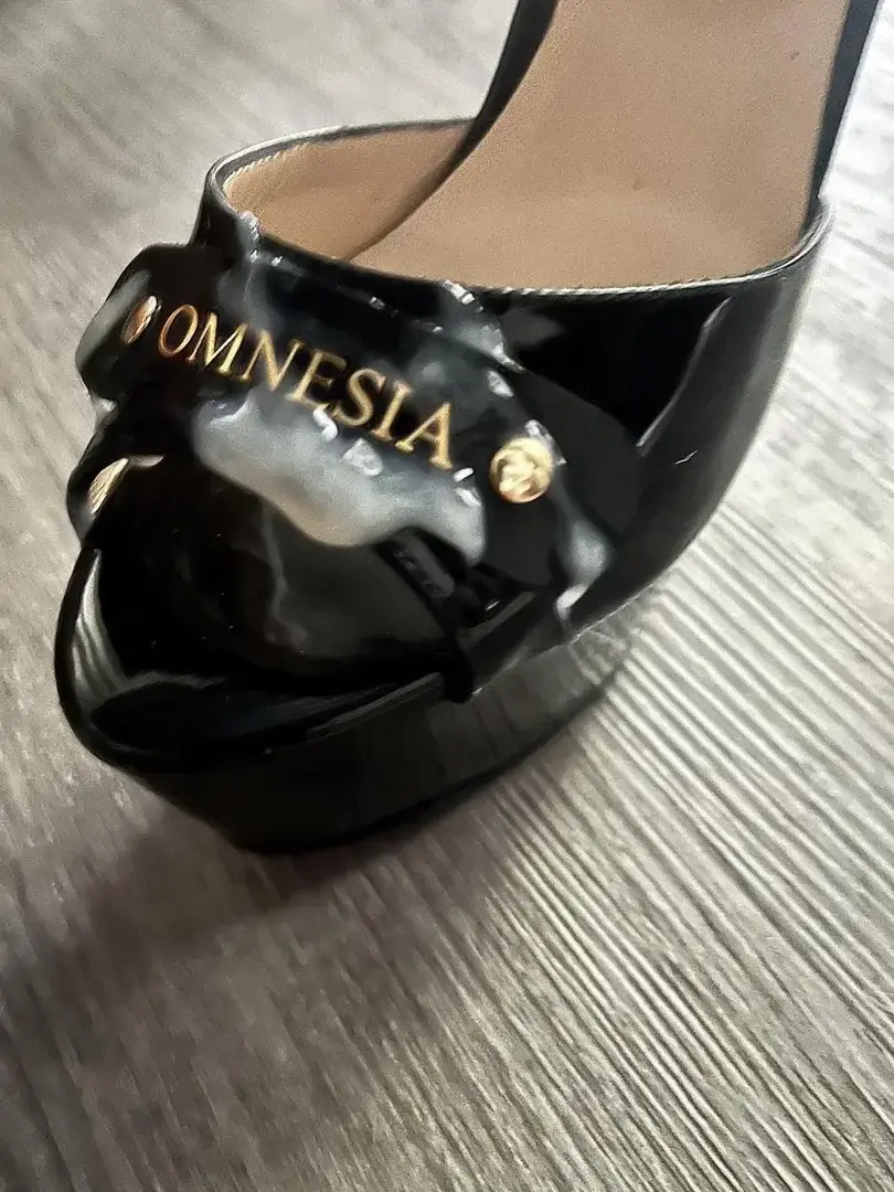 Quand un soumis est trop impatient de m'offrir une paire de talons... 💦🤭😒 Lamentable..
