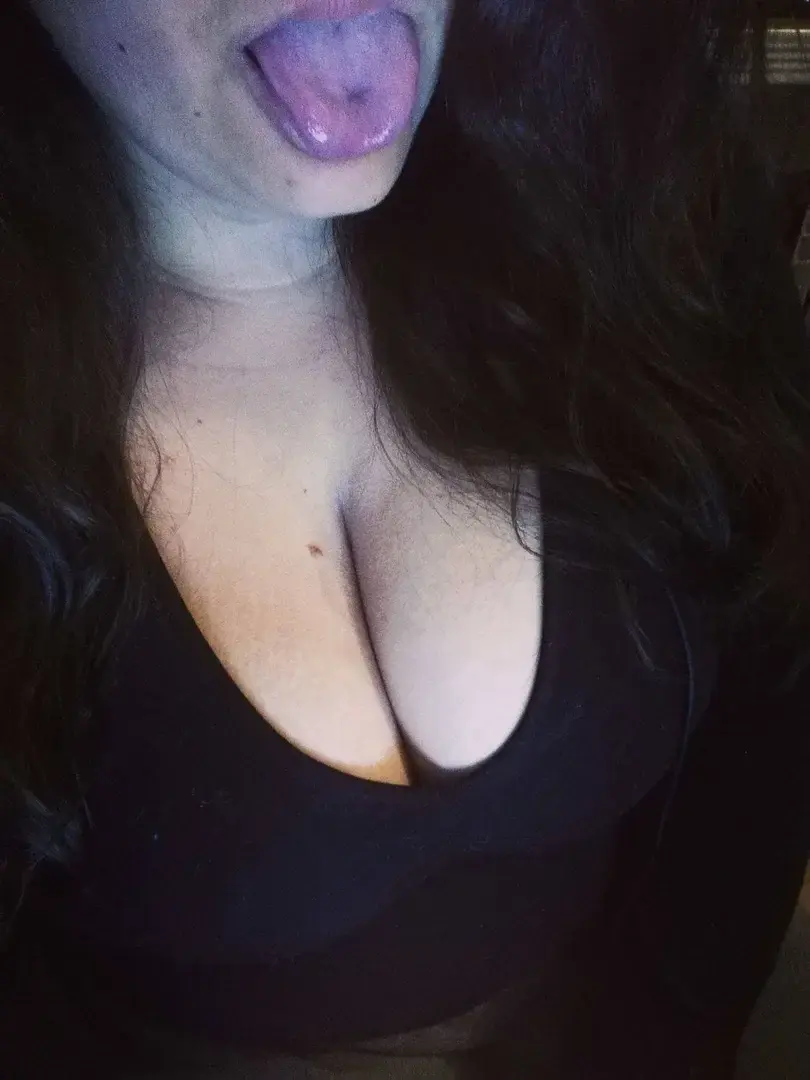 Je sais que tu adorais venir sur ce decolté ! Tu peux toujours payer pour me remercier ! 😘😜😏  #moneymiss #boobs #feetfetish #domina