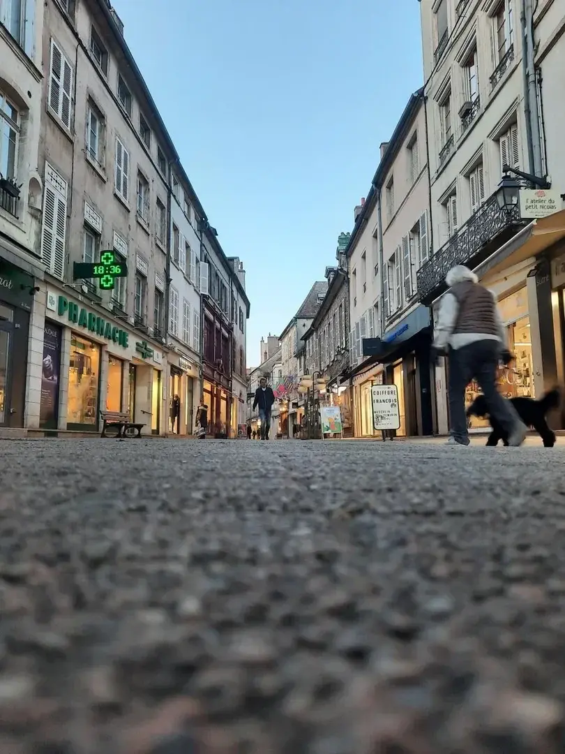 Capturer la beauté d'une rue en fin d'après-midi.