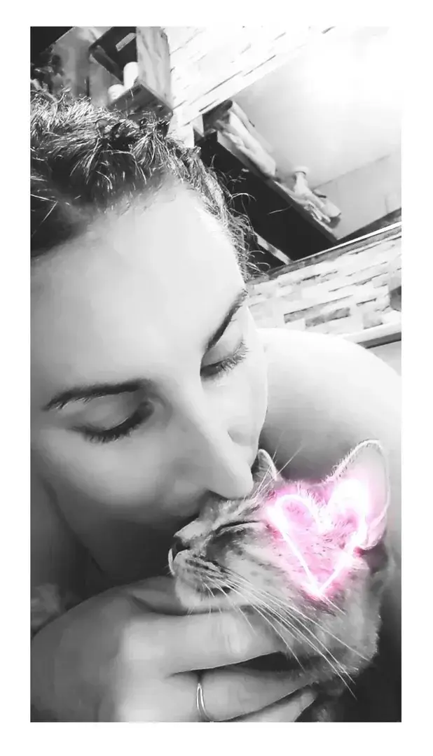 Passez une belle journée mes loulous.#chat #chatte #chatounne #bisous #love #amour #glamour #noiretblanc