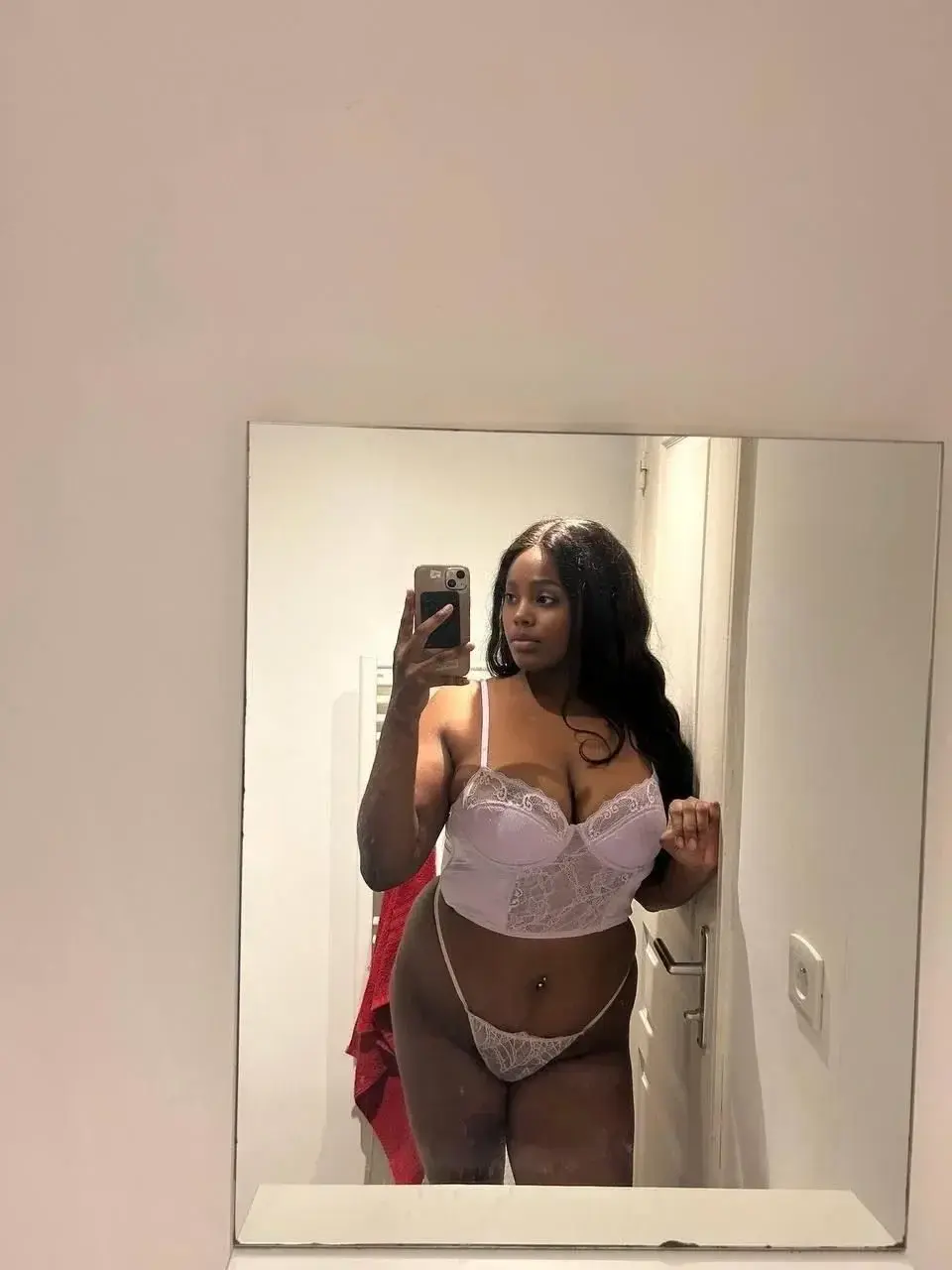 À quoi pensez-vous quand vous me voyez comme ca... 😏✨ Ce soir, je vous réserve une surprise des plus intime. Rejoignez-moi pour découvrir tout ce que je cache sous cette dentelle... 🌹🔥 #Sensualité #MomentPrivé