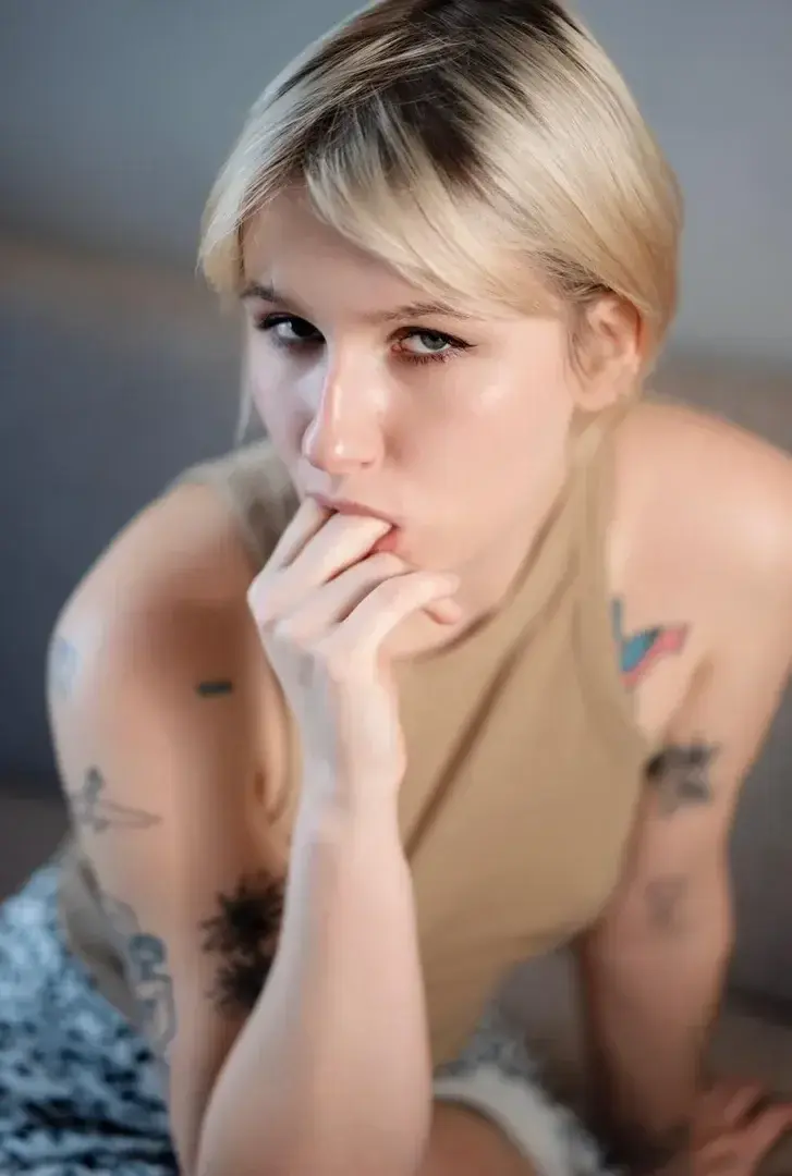 Adultsacha — média 6 | French Modèles