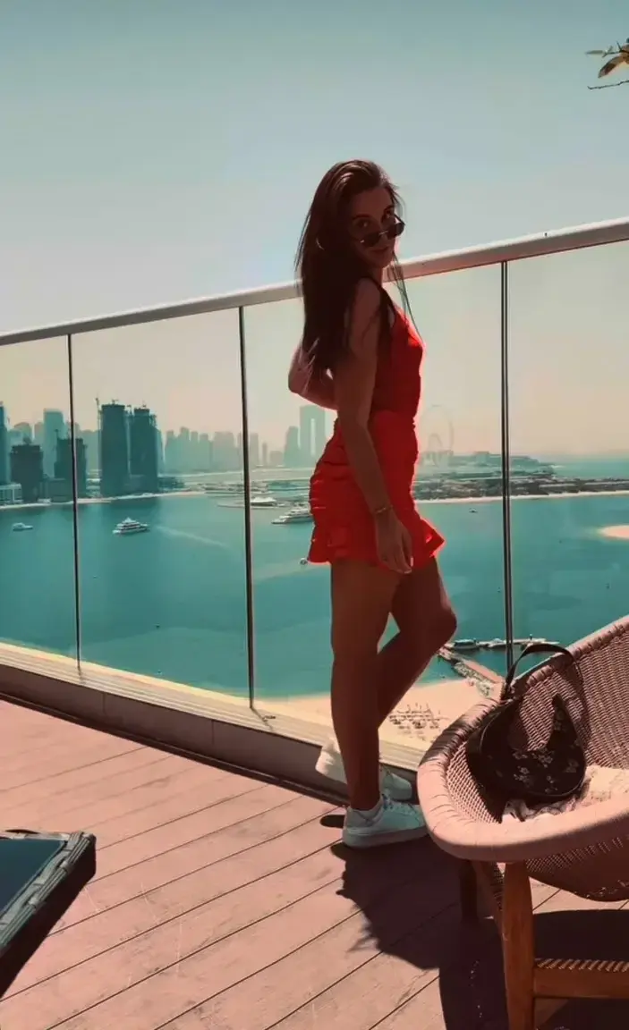 Je vais vous faire du contenue hard cette semaine à dubai mes bébé hésiter pas à vous abonner avec mon code promos gratuit dans la bio bisouuuus
