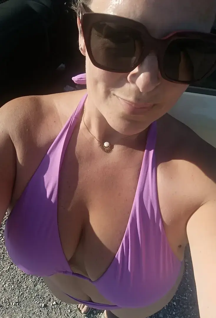 On continue à faire connaissance ? Adepte incontionnelle des couchers de soleil sur les plages du Nord, j'aime aussi bcp le soleil, Argelès, et la plage d'Elne, côté...Non textile!! J'ai pris quelques photos 😉😉😉, mais on ne se connait pas encore beaucoup 😘