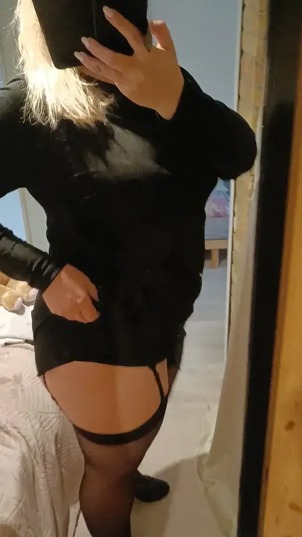 J'adore ce moment, celui où je me prépare pour aller le rejoindre. J'ai envie qu'il ai du plaisir à me revoir, à découvrir la tenue sous mon manteau, à me m'embrasser, sentir mon parfum, me déshabiller doucement et profiter de mes dessous...