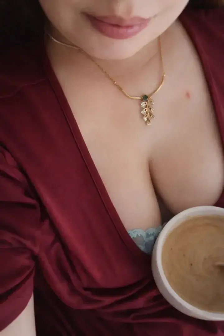 Un café payé,un sourire offert,et peut-être un peu plus si tu sais bien demander… 😈☕Tu viens m’inviter ?