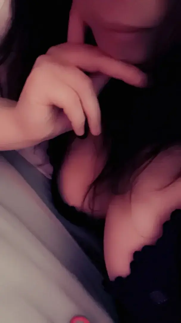 Coucou mes petits curieux 👀👀Aujourd’hui on est samedi… alors dites-moi tout 😏Qu’est-ce que vous avez prévu pour ce week-end ? Sortie, soirée chill, folie… ou quelque chose d’un peu plus secret ?Je veux tout savoir 👀Et qui sait… je pourrais peut-être vous montrer un petit bout du mien 💋
