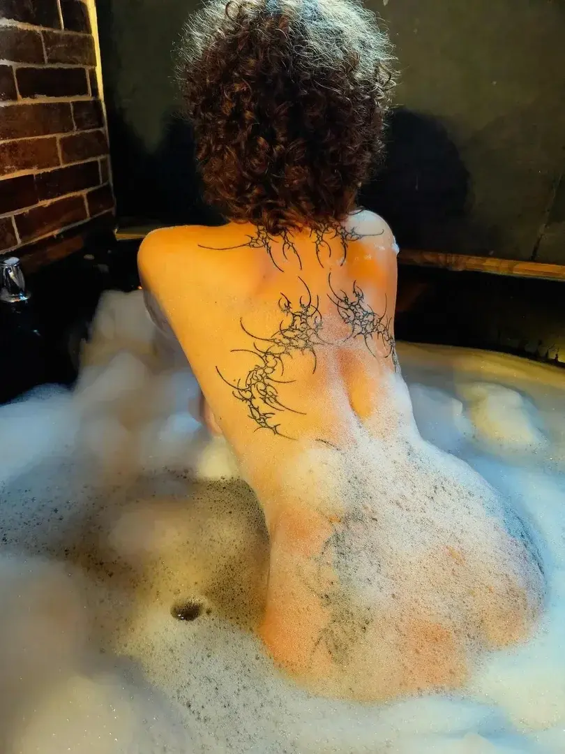 Vous aimez quand je suis sous la douche ? 🤎 J’ai encore des vidéos si vous êtes patients🧖♀️🤎