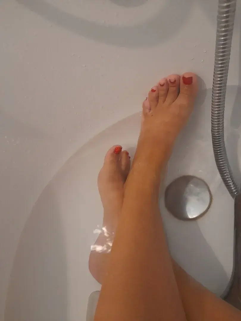 Reste de bronzage sur petit pied aux ongles rouges...