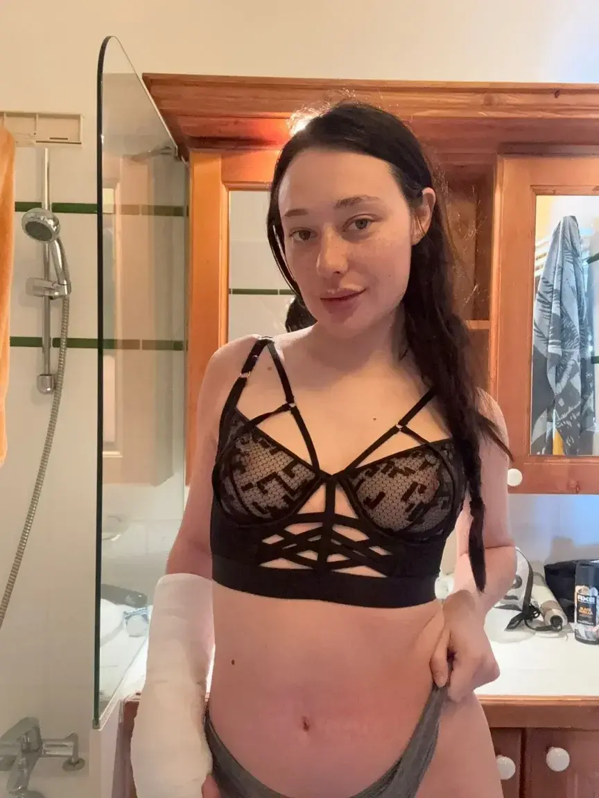Coucou les chéris,Je suis de retour du ski (avec la main casée) !!J'ai fait du contenu sympa et coquin, abonnes toi et viens me parler je te ferai un petit cadeau !bisous