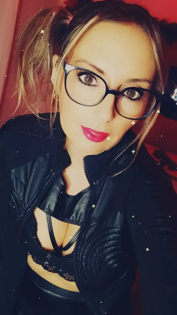 Leak & nude MYM — Jade_emeraud : « Tu viens me tirer par les couettes ?  🤭👅😈🔥 » (MYM)