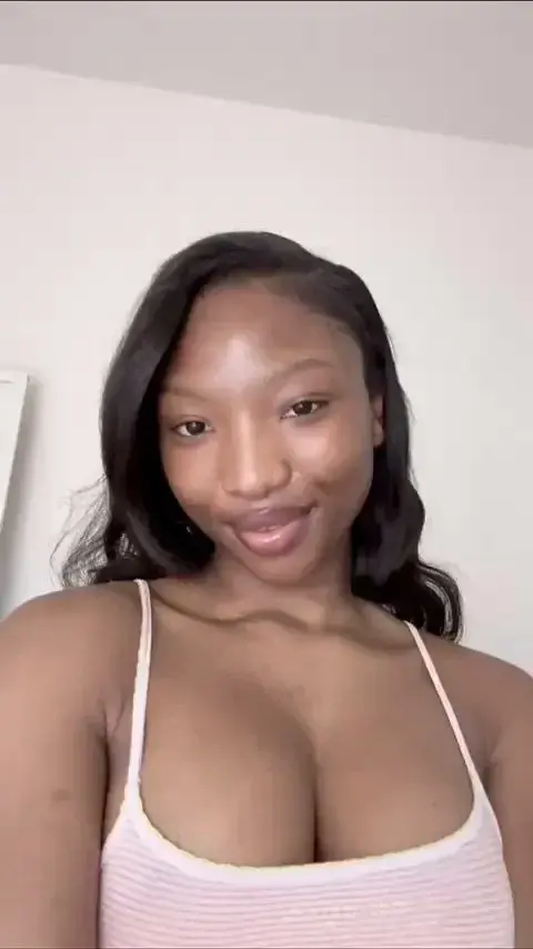 Leak public de Cleoblack — « Hello hello, alors hésitez surtout pas :* » (nude) sur MYM