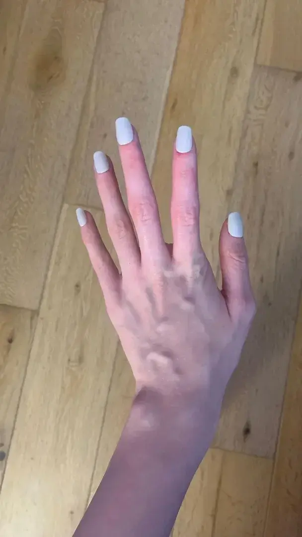 Who wants to put cream on my finger?🧴XOXO🌸