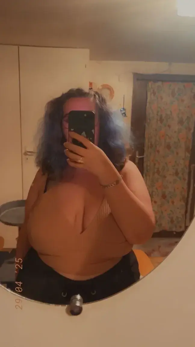 Qui vient me déshabiller pour me chevauché salement ? 🥰