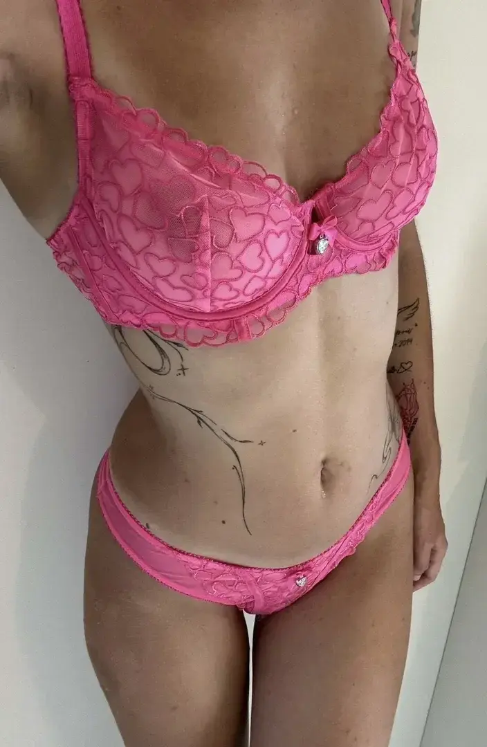 Lingerie rose transparente… 🩷Prête à jouer et à faire tourner les têtes 🥵🥵