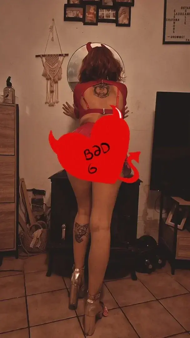La petite diablesse veut montrer les cornes 🍑 ---> j'enlève le coeur sur la prochaine 🤤