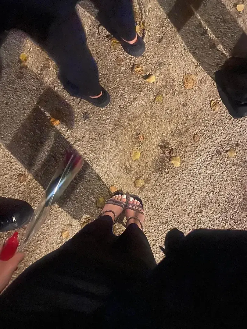 J'ai mal aux pieds 😫 qui peut m'aider a enlever mes talons ?