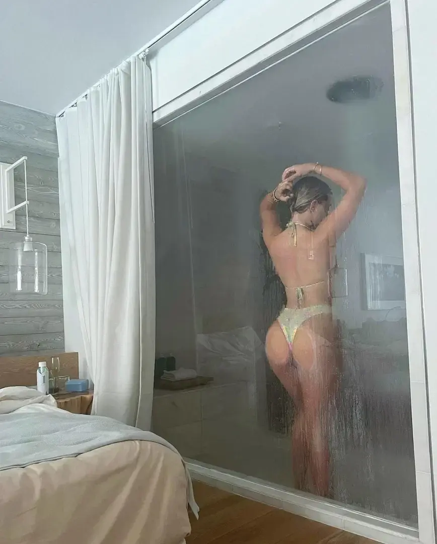 Leak & nude MYM — Annarousseauu : « Prendre une douche avec moi, ça te tente ? » (MYM)