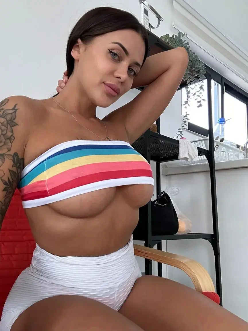 Que penses tu de mon nouveau haut multicolore ? 🌴☀️ ahah#Brune #Sensuelle #Hypnotique #Mystique #Élégance #Charme #Fatale #Ravissante #Sublime #Séduction #Glamour #Irrésistible #Regard #Intense #Beauté #Envoûtante #Exquise #Allure #Féminine #Unique #Séduisante #BruneFatale #Sexy #Coquine #Magnétique #Désir #Provocante #Charismatique #Éblouissante #Diva