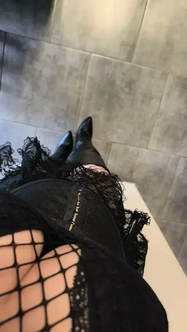 Ce genre de tenue qui ne sert qu’à une chose…Faire monter la température 🔥Viens en MP pour un contenu plus personnalisé 🍒