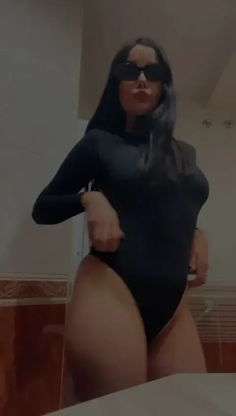 Tu veux savoir ce qui se cache derrière ce vêtement ? 😏 Cette vidéo est un avant-goût, mais le meilleur reste à découvrir… 🔥 Viens me parler en privé pour accéder à des contenus plus intenses et personnalisés. Ne laisse pas passer ta chance ! 💋 #Exclusivité #Privé #SensationsFortes