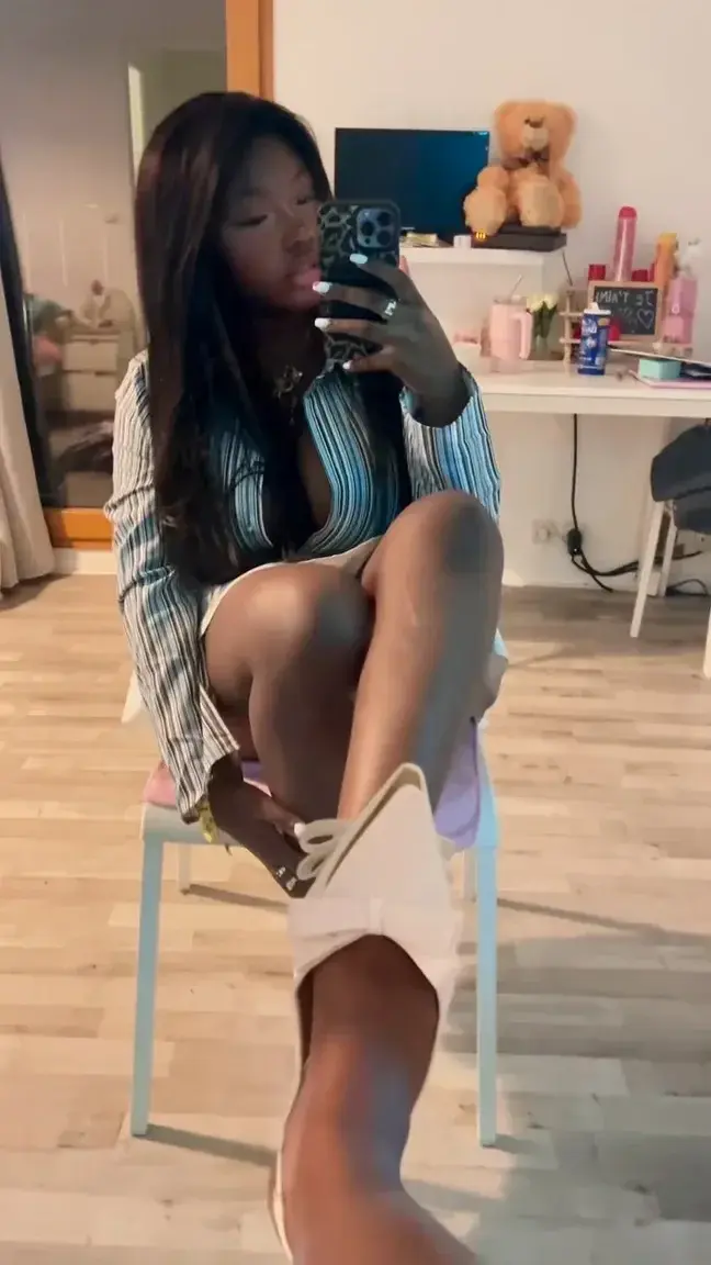 je sais que tu veux voir mes pieds 😍