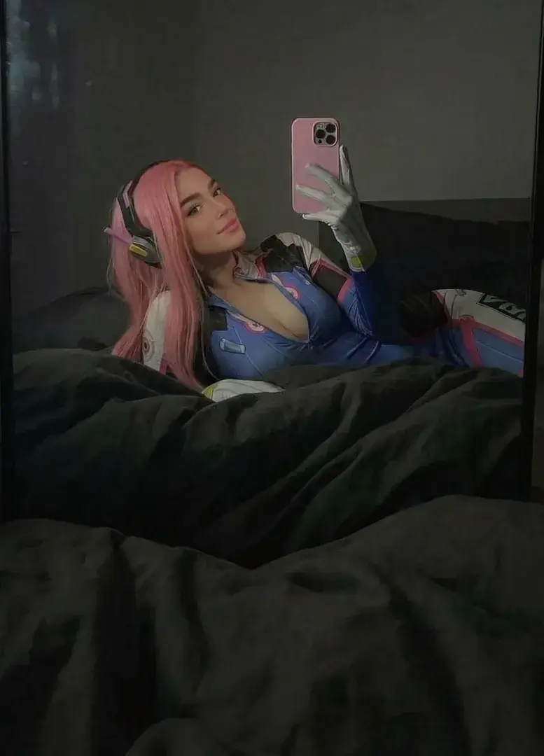 En plus le costume s'ouvre au niveau des seins mais bon... 🙄