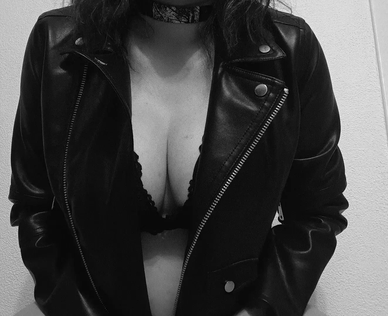 Leak & nude MYM — Paganwoman : « #cuir #perfecto #noiretblanc #moto #rock #sexy #nude » (MYM)
