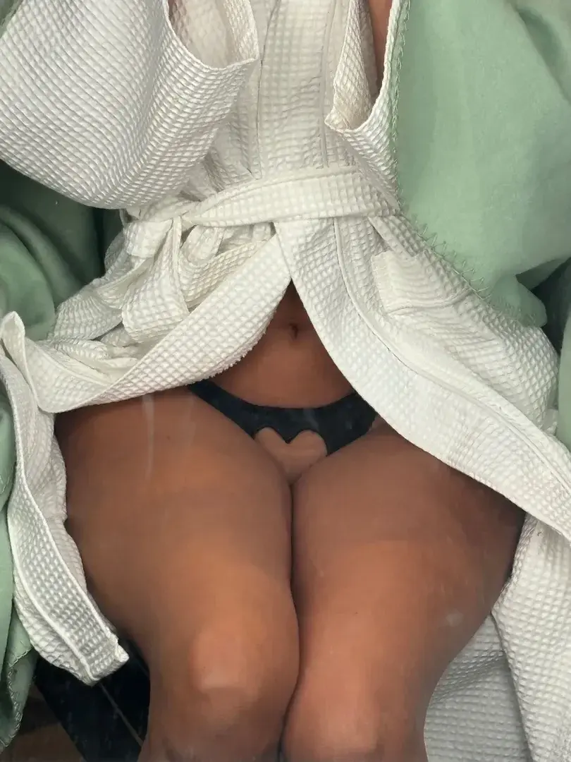 Leak public de Zahia — « 🖤 » (nude) sur MYM