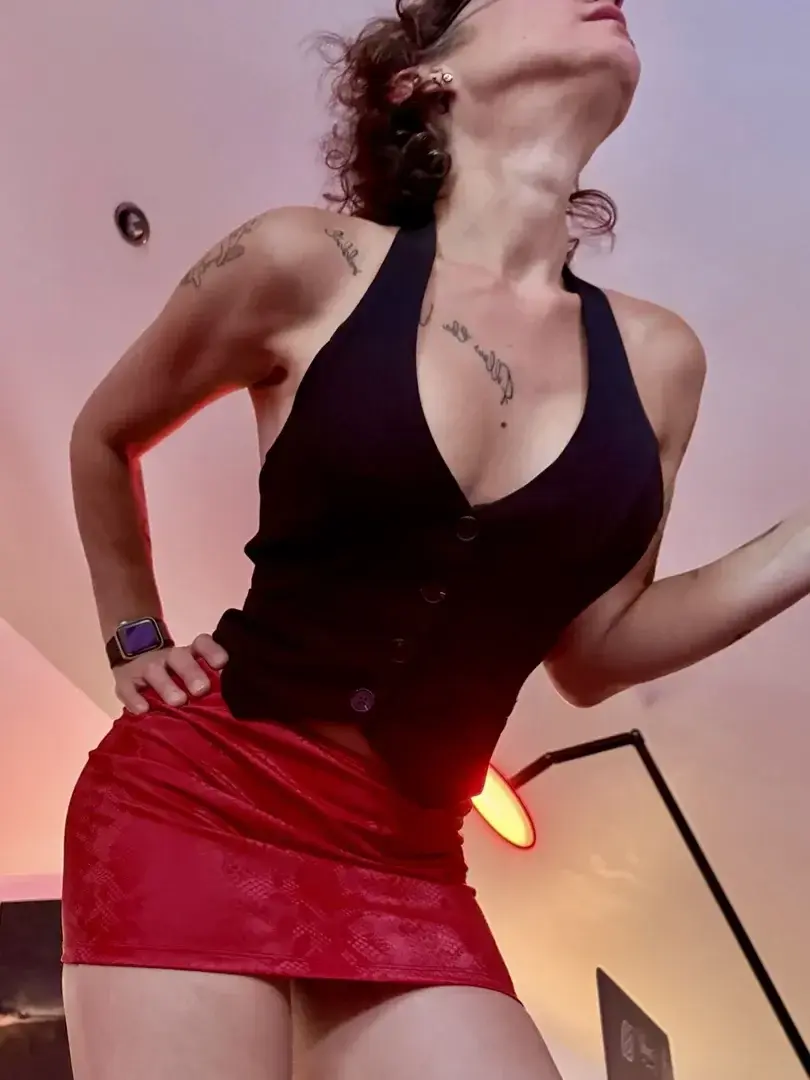 Leak & nude MYM — punkymilf : « Petits pas de danse improvisés » (MYM)