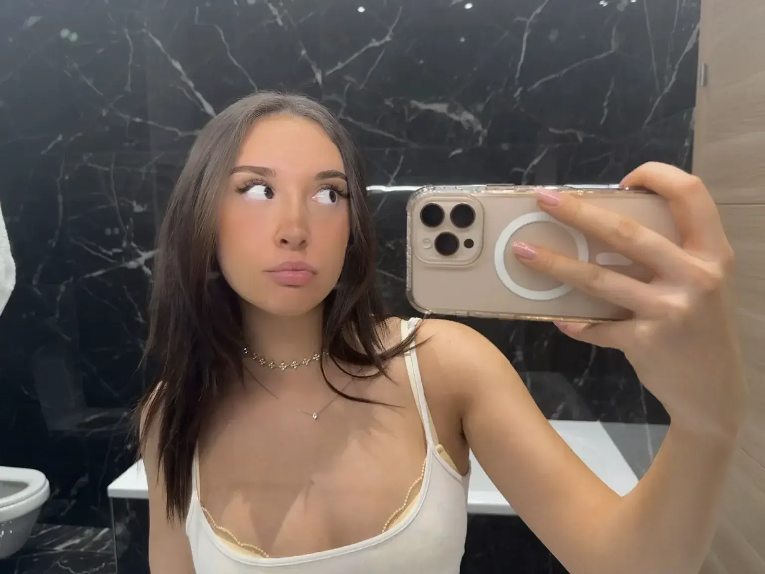 Aperçu public — Victoriavct : « Cap ou pas cap de m'envoyer un message ;) » (MYM) — pas un leak