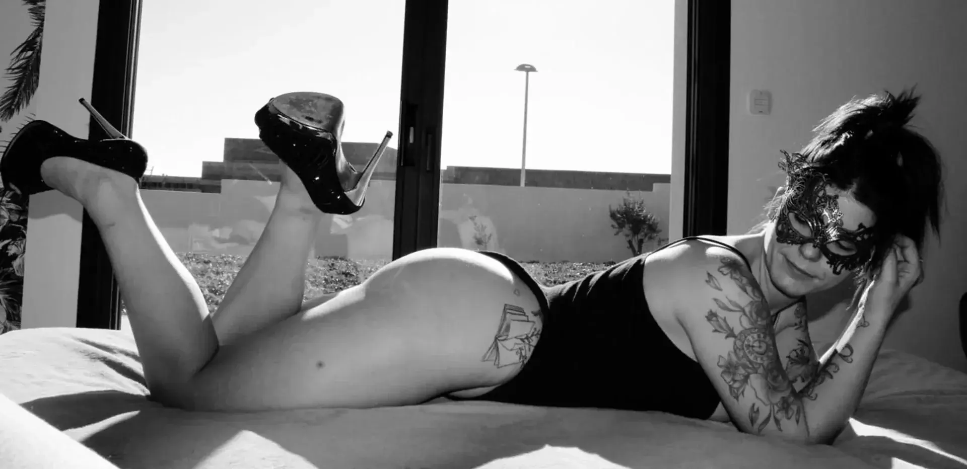 ○ Black and White 🖤