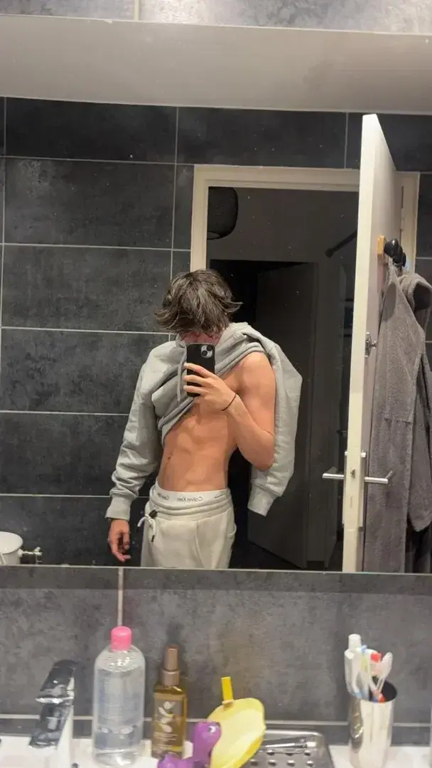 Juste avant d’aller à la douche 🔥Envie d’en voir plus ? Envoi moi un message ou rejoins moi pour découvrir tout ce que je ne montre qu’à mes abonnés. 🔥"Si tu veux un ton plus personnalisé ou un autre style, envoie moi un message ! 🔥