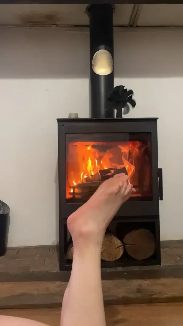 On est bien au coin du feu 🔥#feet#feetlover#pied#feu#fire#hiver#winter#chaleur