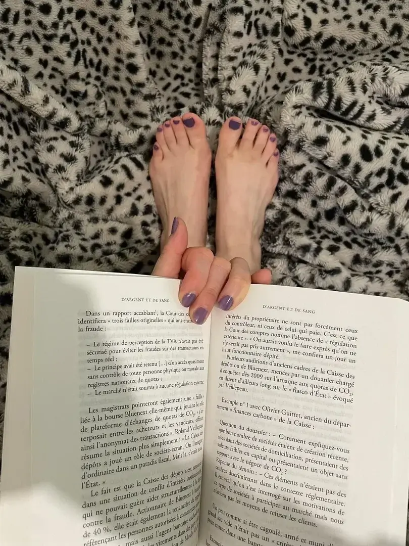 Pour se détendre 📖#livre#vernis#pied#feet##feetlover#book#lire#lecture