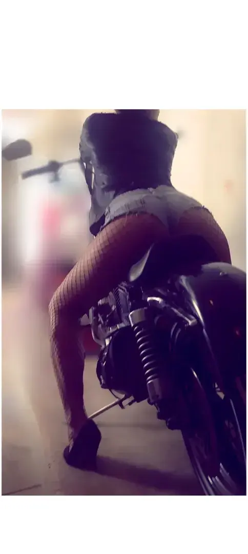 Leak & nude MYM — Bellacharme : « Un petit tour de moto » (MYM)