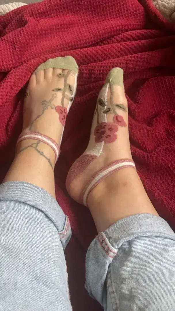 Bonjour mes footlovers, je vous souhaites une belle année. Remolie damour et de pieds 😏