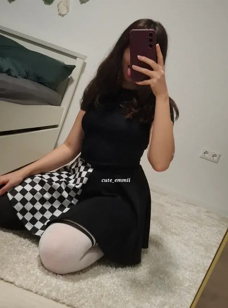 Leak & nude MYM — Schlampeemmi : « Willst du wissen was sich drunter versteckt..? 😜 » (MYM)