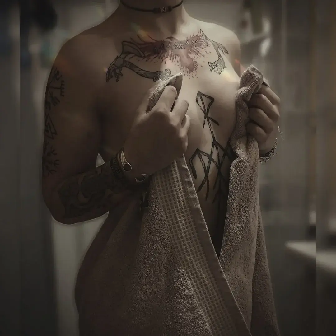 Être odiniste, c'est vivre !  La religion est l’expression spirituelle de ce que nous sommes. Elle traduit notre mode de vie, notre comportement, notre manière de pensée, provenant de la sagesse et de l’expérience léguées par nos ancêtres. Toute religion authentique est organique. Chaque peuple possède sa propre religion, plongeant ses racines dans l’histoire de son folk.